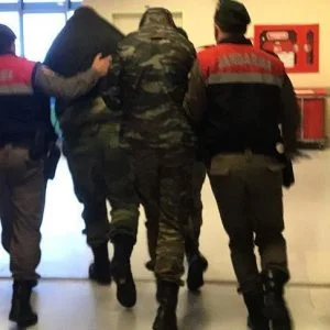 القضاء التركي يرفض إخلاء سبيل عسكريَيْن يونانيين