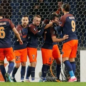 باشاك شهير ينتزع صدارة الدوري التركي