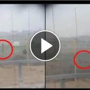 شاهد| قنّاص إسرائيلي يستهدف فلسطينيًا أثناء التظاهر في غزة ويحتفي بإصابته وسط زملائه الذين صرخوا مبتهجين