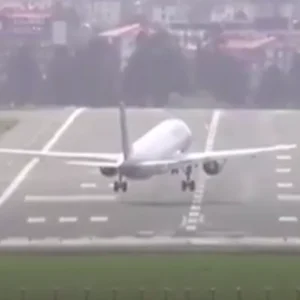 فيديو مرعب لطائرة ألغت الهبوط في آخر لحظة