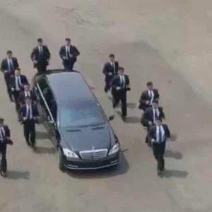 بالفيديو.. حراسة “فولاذية للزعيم