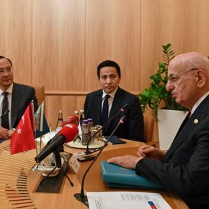رئيس البرلمان التركي يبحث مع وزير خارجية كازاخستان العلاقات الثنائية