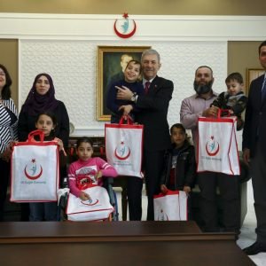 وزير الصحة التركي يستقبل عائلة فلسطينية وصلت لأنقرة لعلاج أبنائها