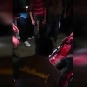 فيديو.. رجل يطعن شابا اعتدى على ابنته