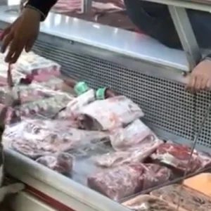 كلما شعرتْ بالجوع ذهبت إليه، يخيرها بين أنواع اللحوم ويتحدث إليها.. قصة القطة والجزار التركي (شاهد)