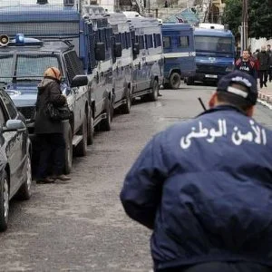 3 نساء “يغتصبن” شابا ويجبرنه على شرب “البول”