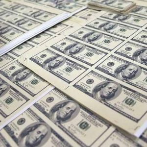 الدولار يقفز لأعلى مستوى في أسبوعين