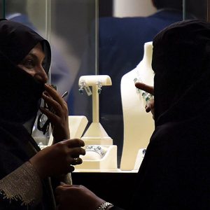 السجن والغرامة عقوبة التجسس على هواتف الأزواج في السعودية
