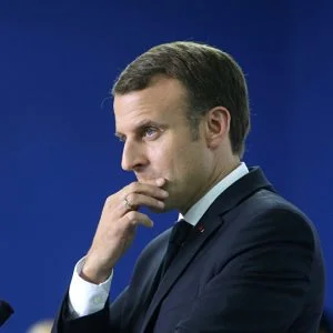 فرنسا مضطربة ومن المحتمل اصابة باريس بالشلل