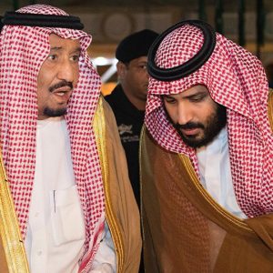 شاهد ماذا حدث مع ولي العهد خلف الملك سلمان (فيديو)