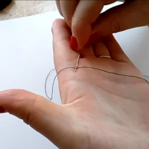 طريقة رائعة لإدخال الخيط في الإبرة (فيديو)