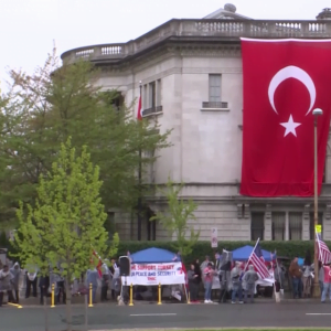 مئات الأتراك يتظاهرون بواشنطن رفضا لمزاعم الأرمن حول “أحداث 1915″ (صور)