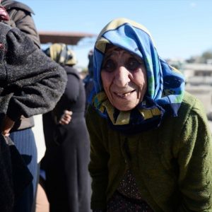 الجيش التركي يهرع لمساعدة مسنة من عفرين (صور)