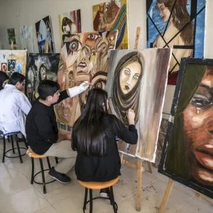 طلاب أتراك يرسمون لوحات تحكي معاناة الشعب السوري