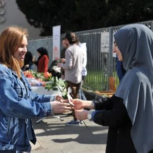 حملة “تفضل أنا مسلم” تتواصل مع 200 ألف شخص بالغرب وأستراليا وتوزع الورود