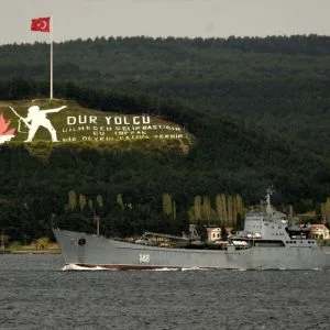 عبور سفينة حربية روسية الدردنيل نحو البحر المتوسط