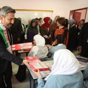 “تيكا” التركية توزع 400 جهاز “لوحي” على طالبات فلسطينيات