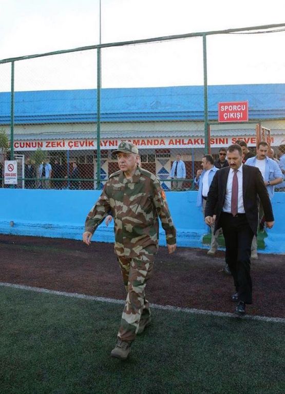 شاهد.. أردوغان بالزي العسكري قرب سوريا "صور وفيديو" 2 شاهد.. أردوغان بالزي العسكري قرب سوريا "صور وفيديو" 1