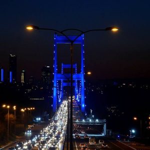 شاهد.. اسطنبول تضئ جسر “شهداء 15 تموز” باللون الأزرق