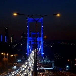 شاهد.. اسطنبول تضئ جسر “شهداء 15 تموز” باللون الأزرق