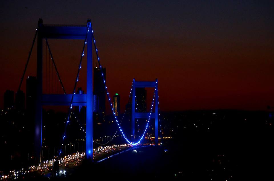 شاهد.. اسطنبول تضئ جسر "شهداء 15 تموز" باللون الأزرق 7