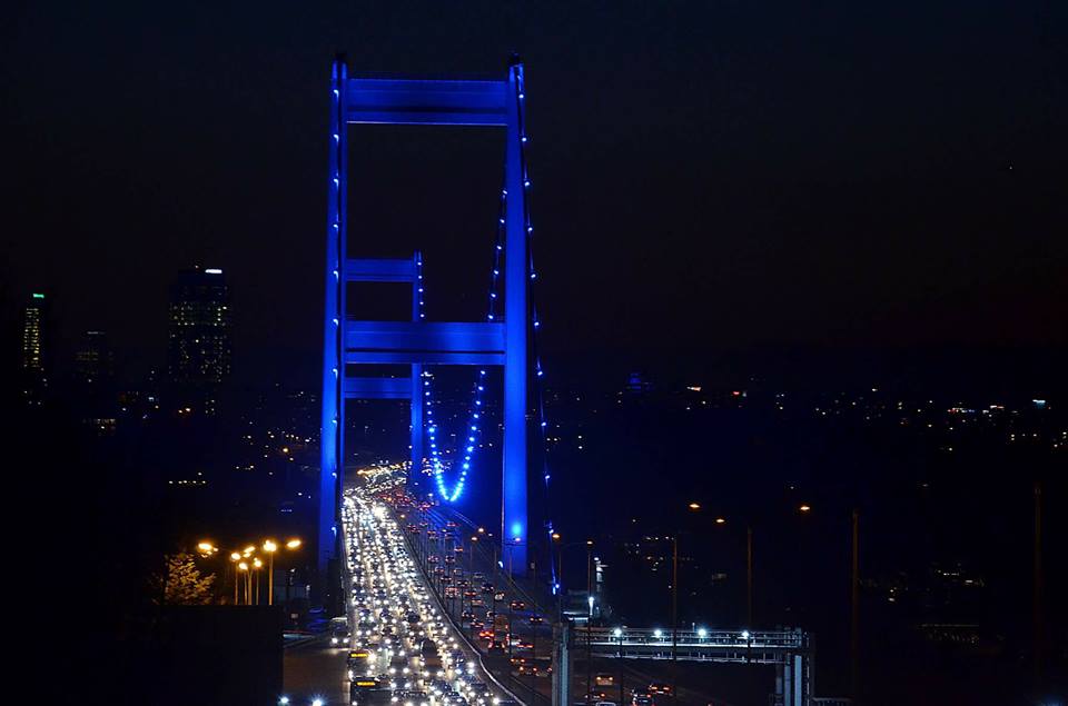 شاهد.. اسطنبول تضئ جسر "شهداء 15 تموز" باللون الأزرق 9