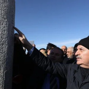 رئيس الوزراء التركي يزور “المسلات الأورخونية” في منغوليا