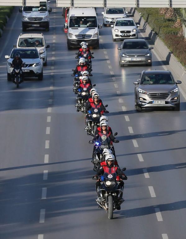 شاهد بالصور| استعراض لفرقة "الدلافين" من الشرطة التركية النسائية بمحافظة ازمير 7