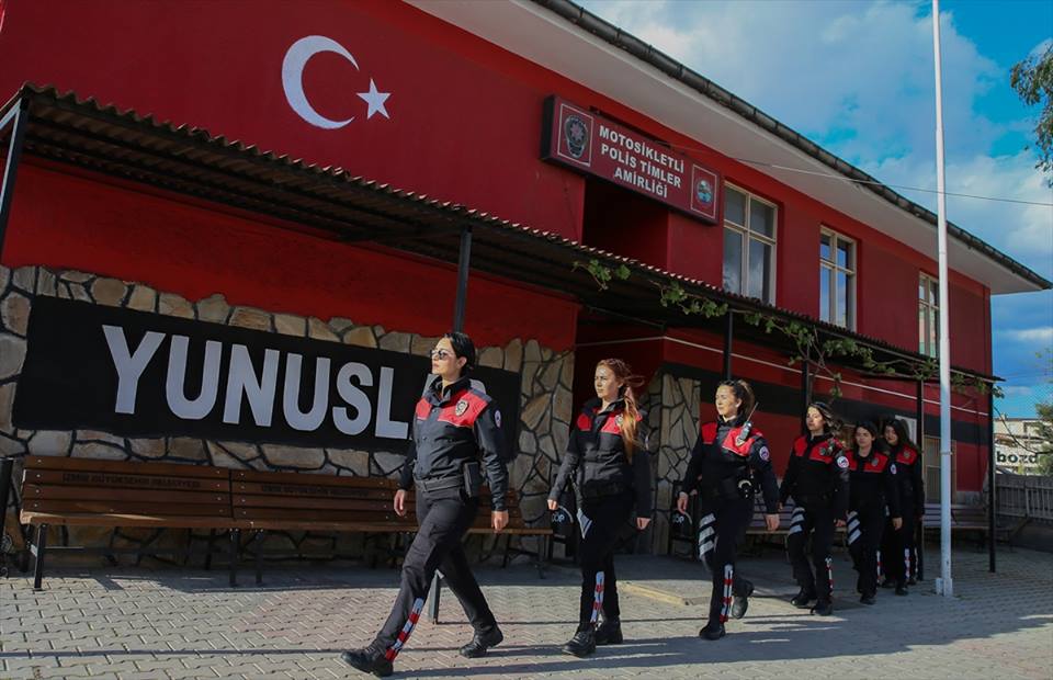 شاهد بالصور| استعراض لفرقة "الدلافين" من الشرطة التركية النسائية بمحافظة ازمير 5