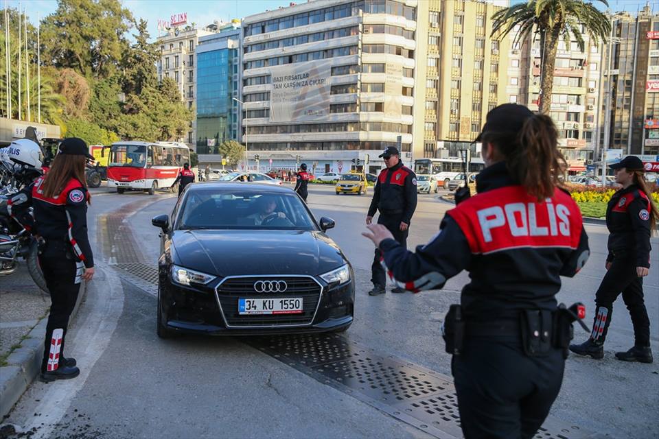 شاهد بالصور| استعراض لفرقة "الدلافين" من الشرطة التركية النسائية بمحافظة ازمير 3