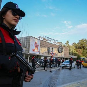 شاهد بالصور| استعراض لفرقة “الدلافين” من الشرطة التركية النسائية بمحافظة ازمير