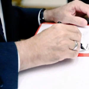 أردوغان يُوقع وثيقة ترشحه للانتخابات الرئاسية المبكرة