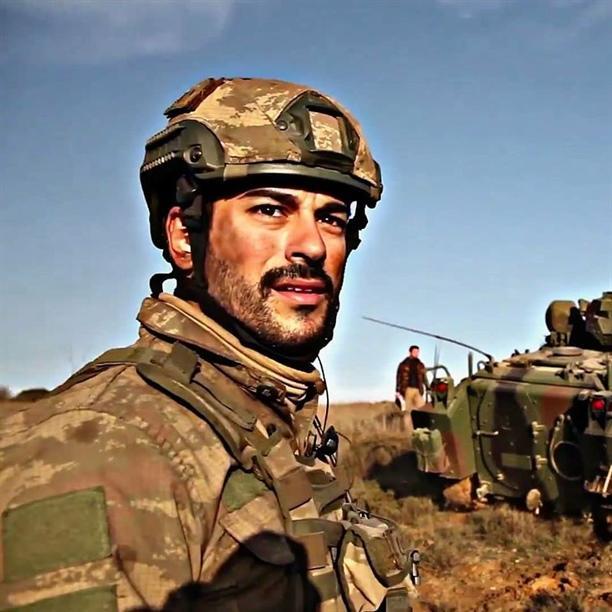 بوراك أوزجيفيت يرغم كرم بورسين على الالتزام بهذا الشرط في فيلم "الروح فداء" (صور) 1