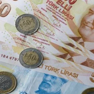 الليرة التركية تقترب من مستوي قياسي منخفض