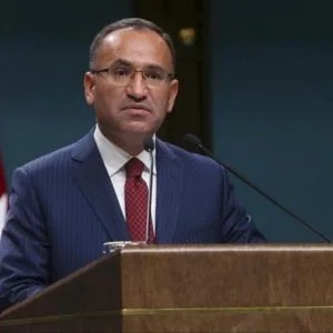 نائب رئيس الوزراء التركي يتهم سياسيين يونانيين بالسعي لزعزعة العلاقات مع تركيا