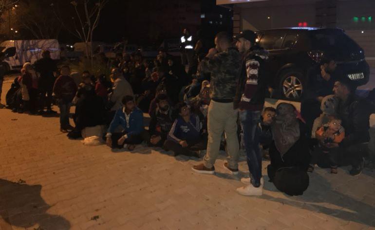 في ازمير التركية.. صُدِمَ الجميع عند فتح باب الشاحنة 2 في ازمير التركية.. صُدِمَ الجميع عند فتح باب الشاحنة 1