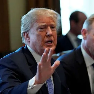 اجتماع مفاجىء لترامب مع وزير الدفاع