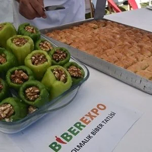 شيف تركي يصنع البقلاوة بالفلفل الحار