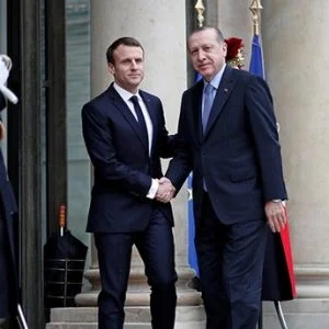 تركيا تحذر فرنسا “لا تكرروا أخطاء الأمريكيين”