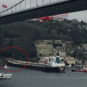 شاهد لحظة اصطدام سفينة تجارية كبيرة بمبنى تاريخي على ضفة مضيق البوسفور في إسطنبول