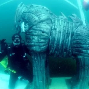 رياضي تركي يسعى لتحطيم الرقم القياسي في البقاء تحت المياه الباردة