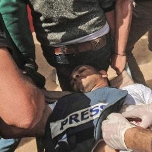  استشهاد صحفي وإصابة 6 أخرين برصاص الاحتلال الإسرائيلي بغزة