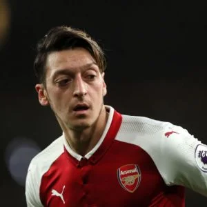 شاهد.. مسعود أوزيل يشعل وسائل التواصل الاجتماعي بهذا الفعل