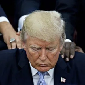 ترامب يكشف تفاصيل “اللحظات المرعبة” بعد إطلاق النار خارج البيت الأبيض… فيديو