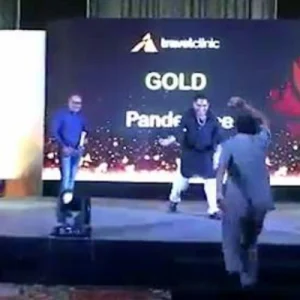 مشهد محزن حقاً.. صعد على خشبة المسرح ليتسلم جائزته إلا أن الموت كان إليه أسرع