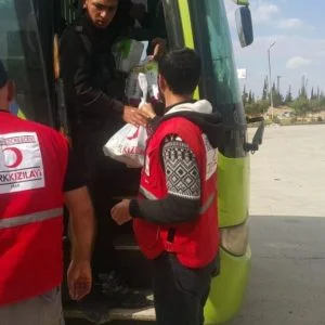 وزارة الجمارك والتجارة التركية تقدم مساعدات إنسانية للاجئين سوريين