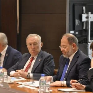 نائب رئيس الوزراء التركي يطّلع على تقنيات المباني المقاومة للزلازل في اليابان