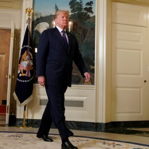 “بعد اختبائه تحت الأرض”… صور تظهر ترامب يترجل أمام البيت الأبيض