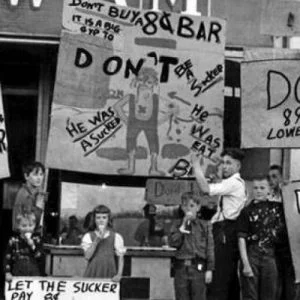 أمسكوا لافتاتهم ووقفوا أمام البرلمانات وطالبوا بالحرية والشوكولاتة.. إليك أهم الاحتجاجات التي قادها أطفال