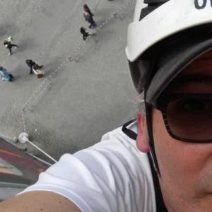 علَّق نفسه في الهواء 4 ساعات.. مصور فرنسي يعرِّض حياته للخطر تضامناً مع ضحايا دوما